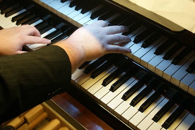 Orgelmanuale mit Händen
