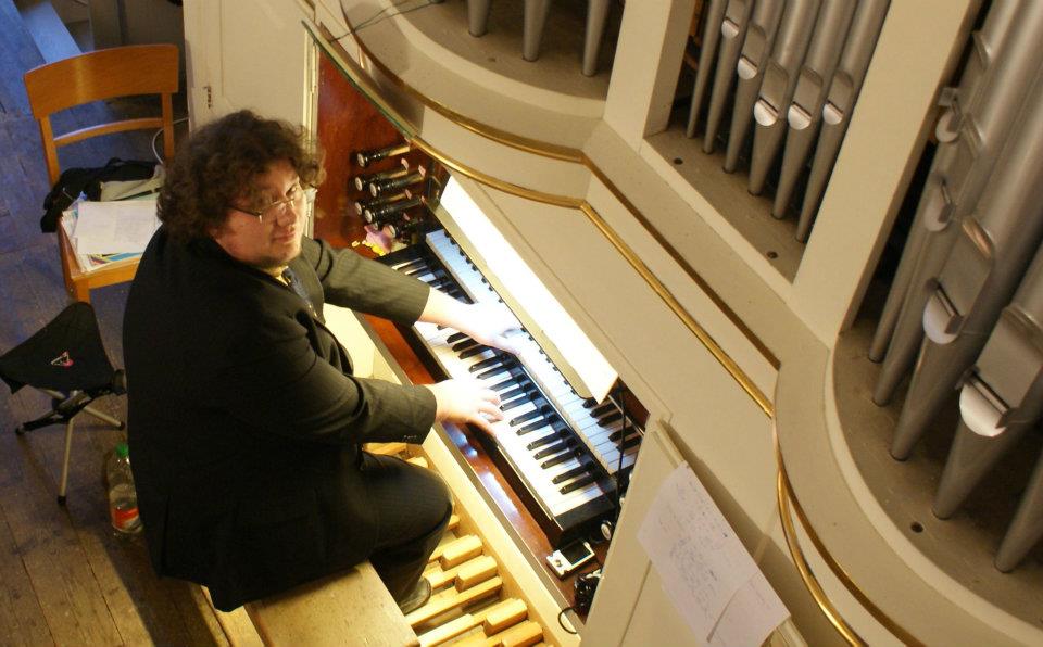 Rico Feist an der Orgel in Deuben